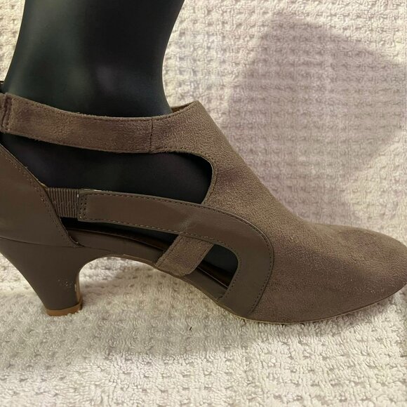 Size 9W - Comfortview - Gray "Suede" Pumps - Picture 6 of 8